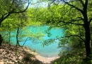Fenomen spectaculos în România: lacul care își schimbă culoarea și atrage tot mai mulți turiști