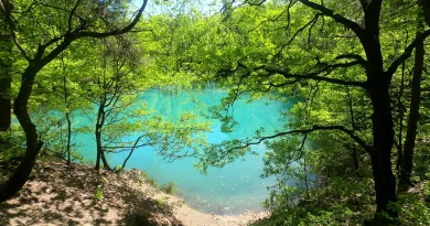 Fenomen spectaculos în România: lacul care își schimbă culoarea și atrage tot mai mulți turiști