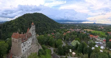 Castelul Bran, locul unde legenda lui Dracula continuă să fascineze: „La ieșire vei crede în vampiri?”