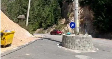 „Minunea” rutieră din Alba: Stâlp în mijlocul drumului, sens giratoriu în jurul lui