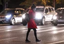 Oprești dacă pietonul e pe sensul opus?