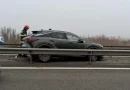 Mașină aterizează între sensuri pe A1 după ce cade de pe platformă
