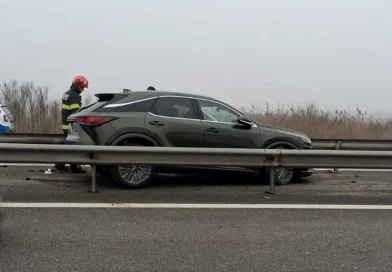 Mașină aterizează între sensuri pe A1 după ce cade de pe platformă