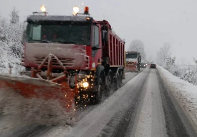 Surpriză de 1 Mai: ninsori pe drumuri din România, intervenții ale utilajelor de deszăpezire
