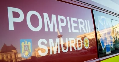 Intervenție contracronometru: pompierii au salvat doi bebeluși rămași închiși într-un autoturism