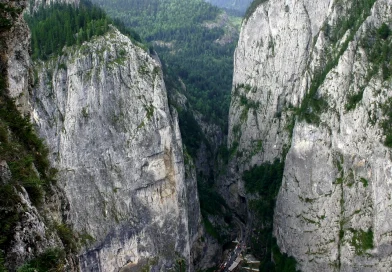 De la poarta Moldovei la atracție turistică: povestea locului Piatra Teiului de pe lacul Bicaz