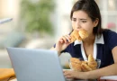 Mâncatul compulsiv începe adesea cu foamea emoțională. Iată cum să o identifici