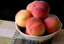 Fructul vedetă al verii care nu ar trebui consumat fără coajă. Ce beneficii ascunde partea ignorată
